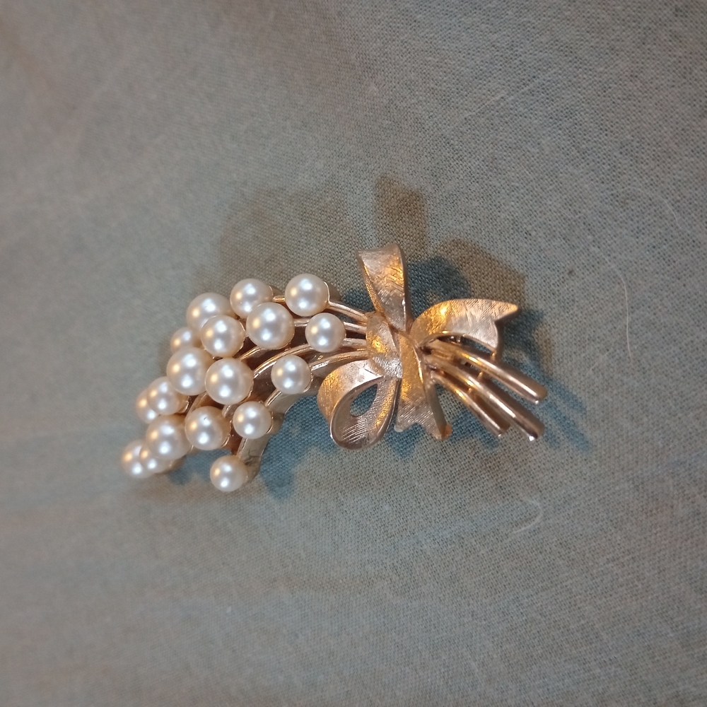 Elegant Pearl Cluster Brooch with Gold Bow